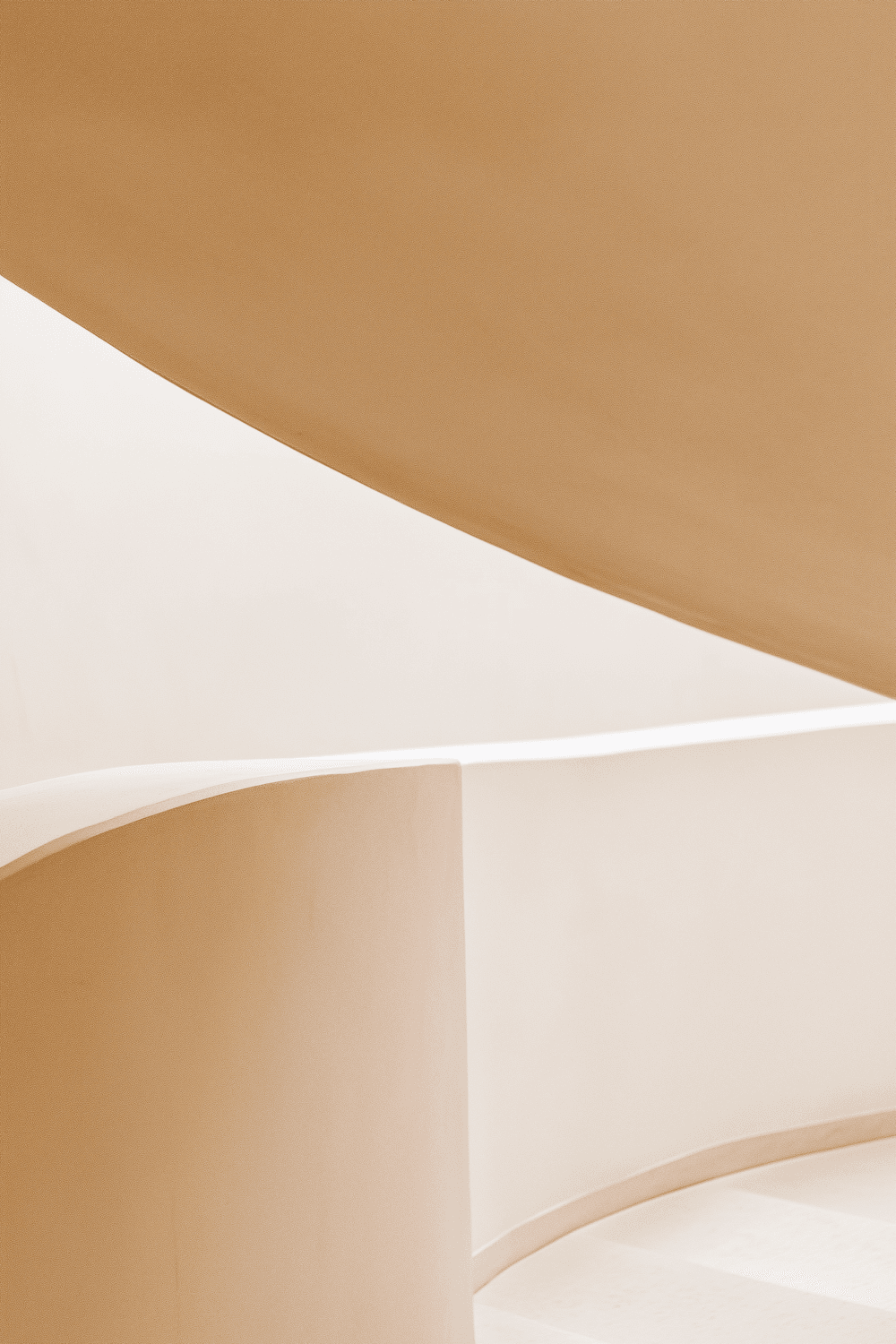 Escalier aux courbes douces dans une architecture claire